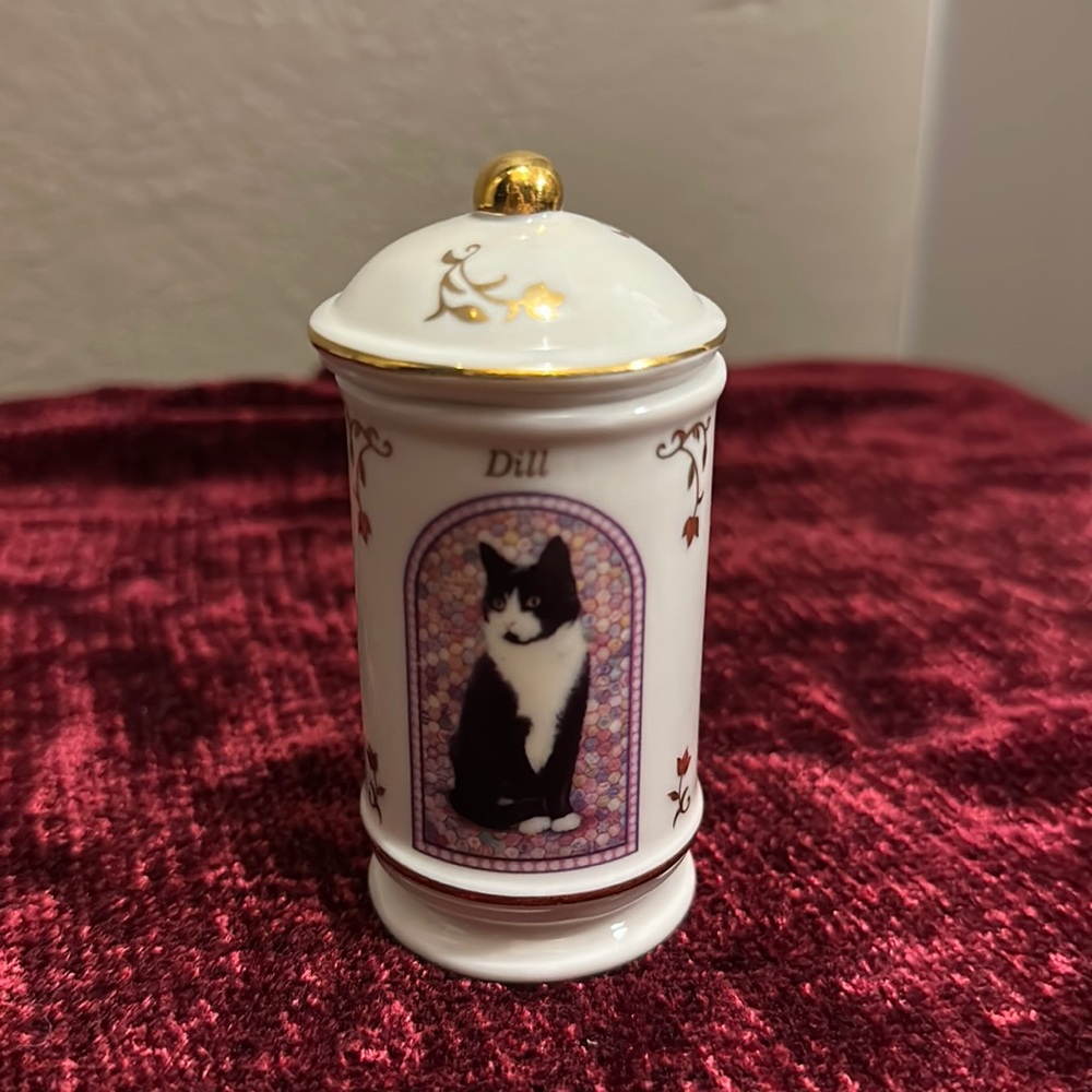 Cats of Distinction spice jar